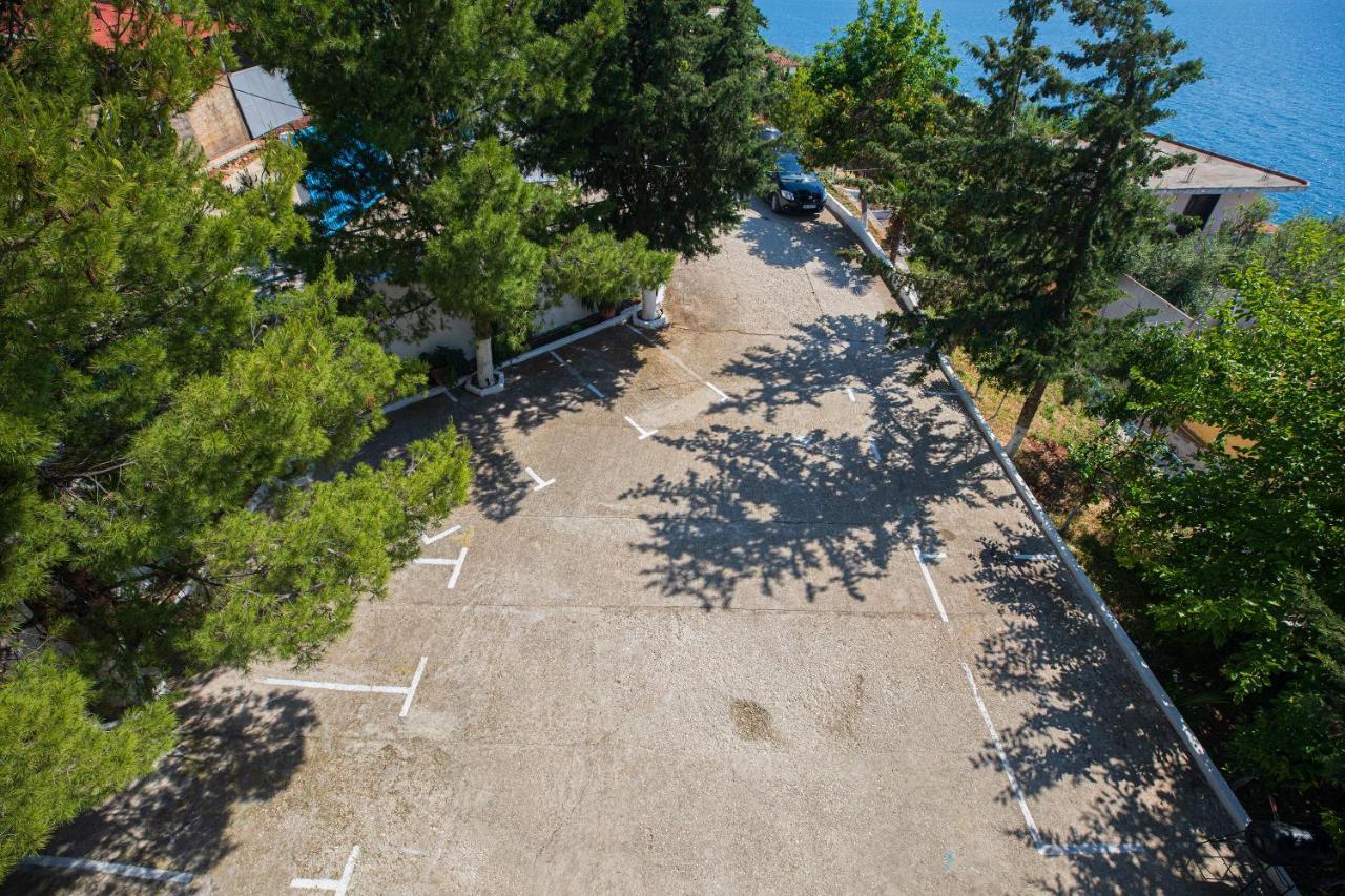 Villa Gaudium Radhime Exterior photo